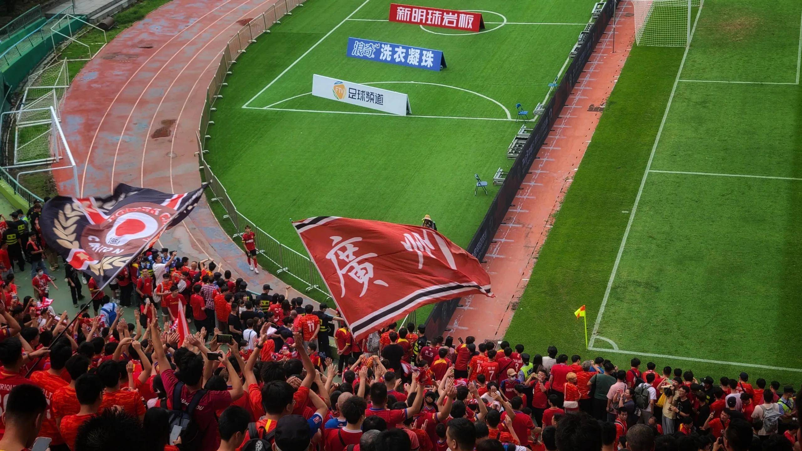 新葡京娱乐城-纷纷足球场上角逐激烈，球迷连连被震撼