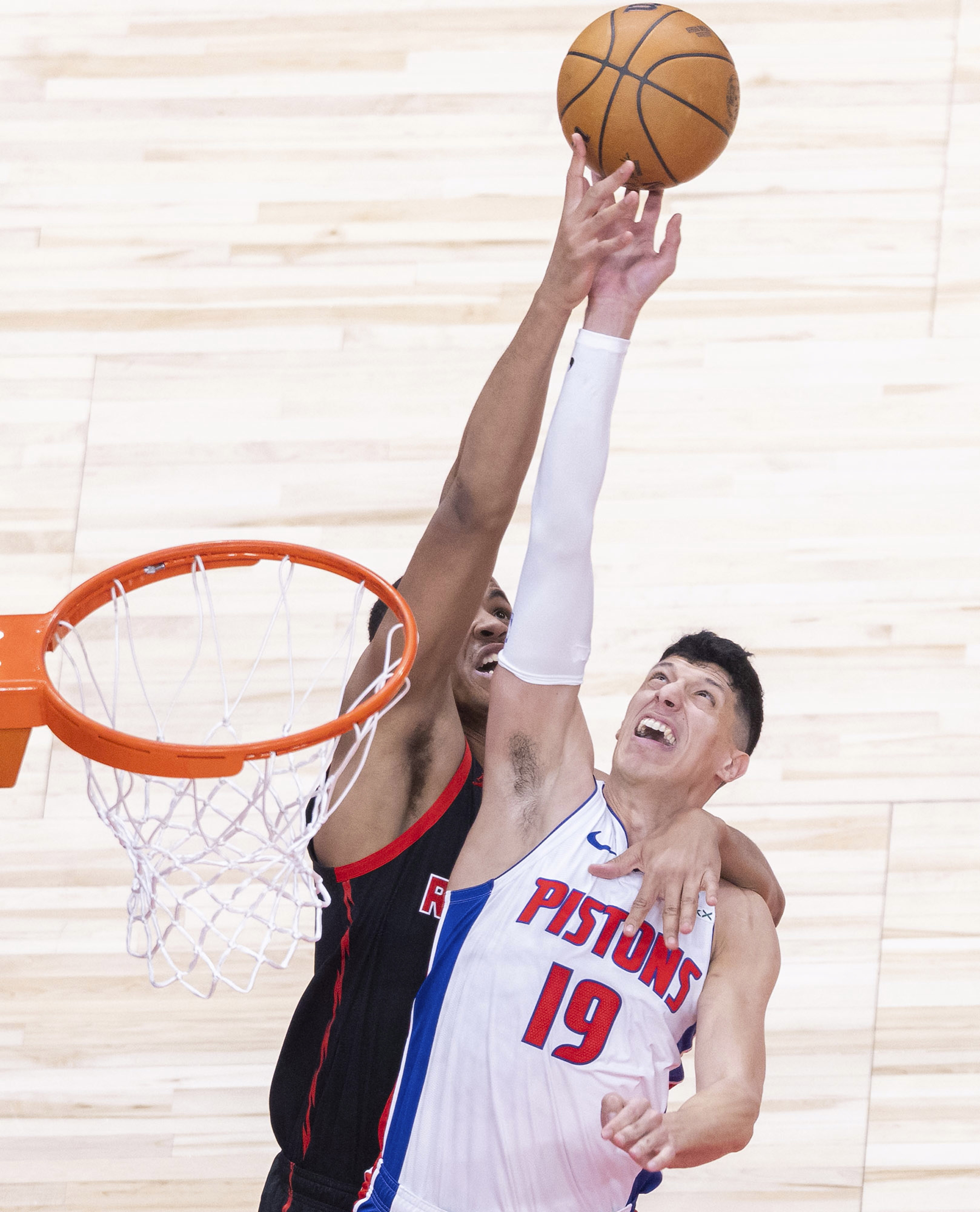 新葡京娱乐城-包含猛龙队后卫在比赛中大放异彩，被球迷誉为MVP的词条